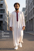 Djellaba à capuche blanche Fares portée en extérieur, tenue du vendredi