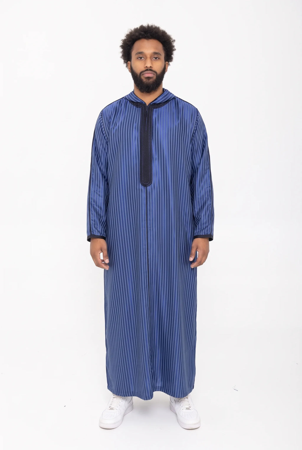 Djellaba à capuche bleue Fares portée de face, vue en pied sur fond blanc