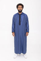 Djellaba à capuche bleue Fares portée de face, vue en pied sur fond blanc