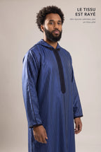 Tissu satin rayé ton sur ton de la djellaba Fares bleue en lumière rasante