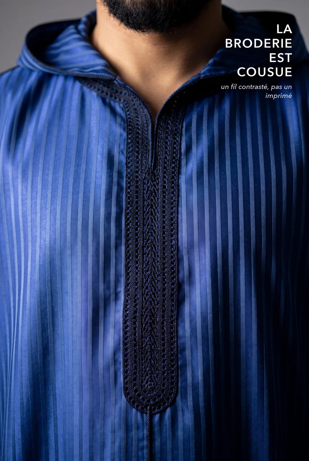 Plastron brodé fil marine de la djellaba Fares bleue, macro