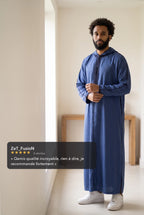 Djellaba à capuche bleue Fares portée en intérieur, avis client