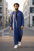Djellaba à capuche bleue Fares portée en extérieur, tenue du vendredi