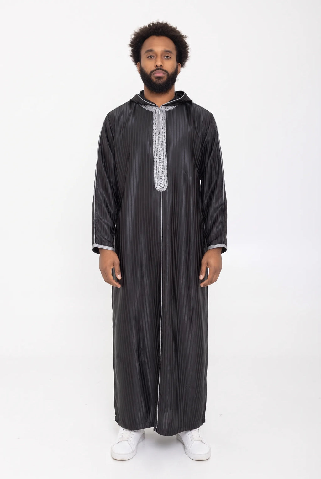 Djellaba à capuche noire Fares portée de face, vue en pied sur fond blanc