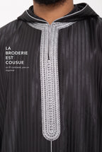 Plastron brodé fil argent de la djellaba Fares noire, macro