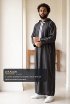 Djellaba à capuche noire Fares portée en intérieur, avis client