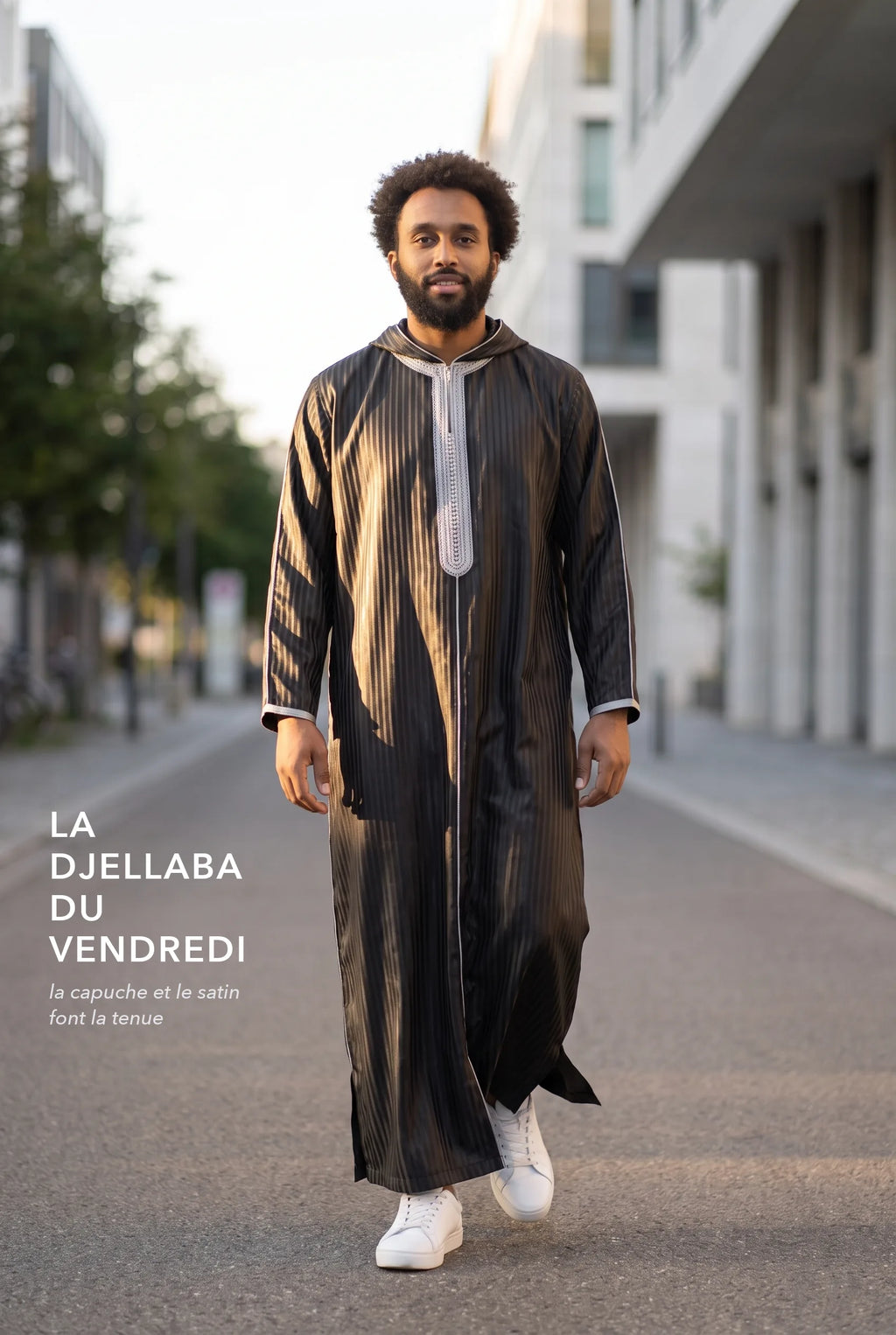 Djellaba à capuche noire Fares portée en extérieur, tenue du vendredi