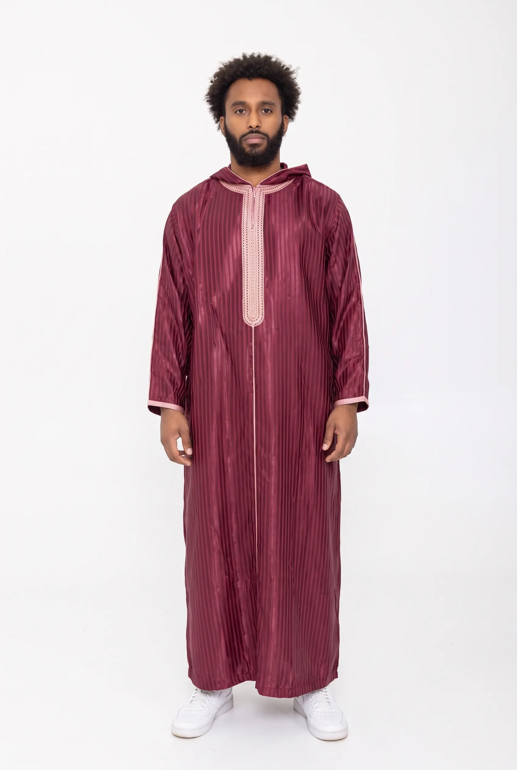 Djellaba à capuche rouge Fares portée de face, vue en pied sur fond blanc