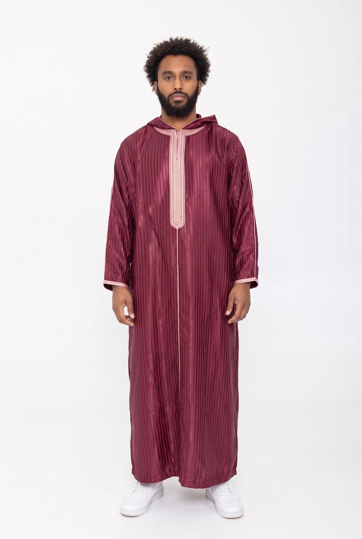Djellaba à capuche rouge Fares portée de face, vue en pied sur fond blanc