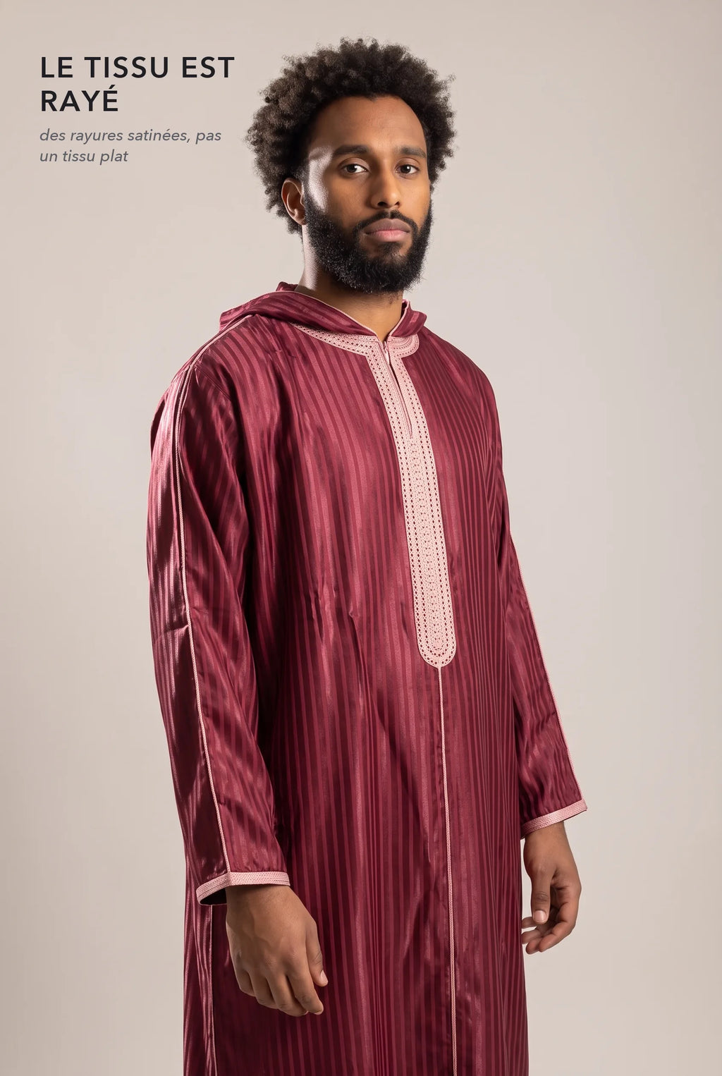 Tissu satin rayé ton sur ton de la djellaba Fares rouge en lumière rasante