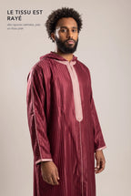 Tissu satin rayé ton sur ton de la djellaba Fares rouge en lumière rasante