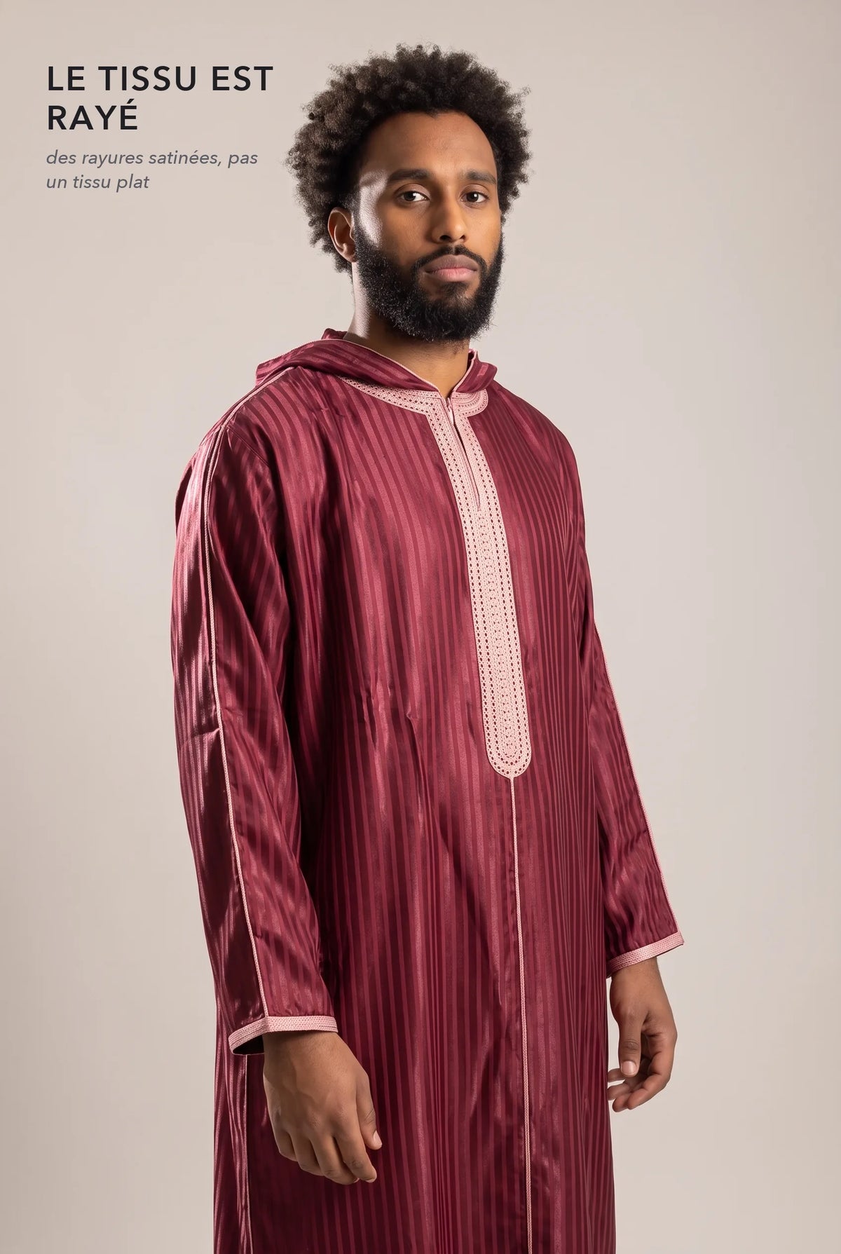 Tissu satin rayé ton sur ton de la djellaba Fares rouge en lumière rasante