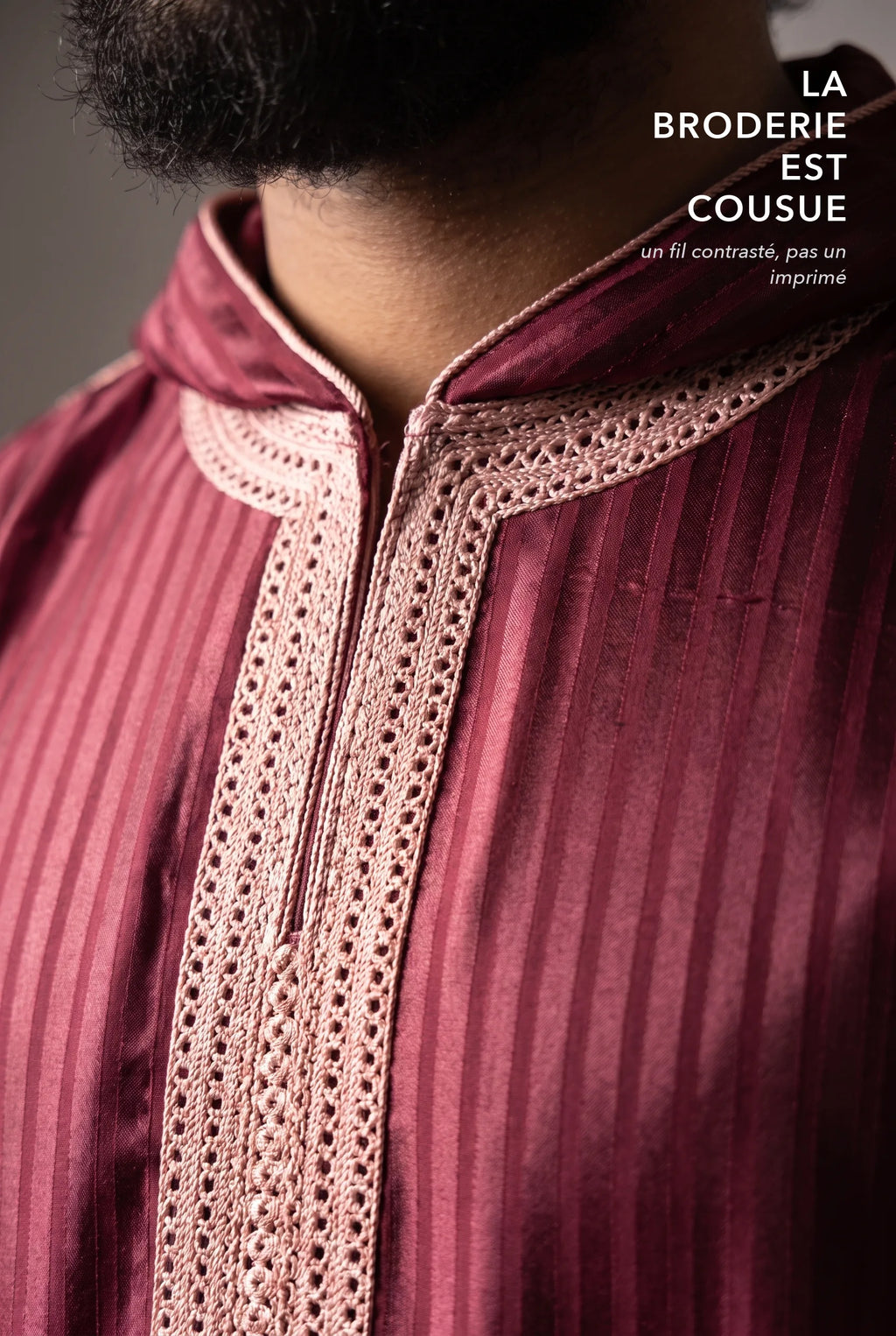 Plastron brodé fil rose pâle de la djellaba Fares rouge, macro