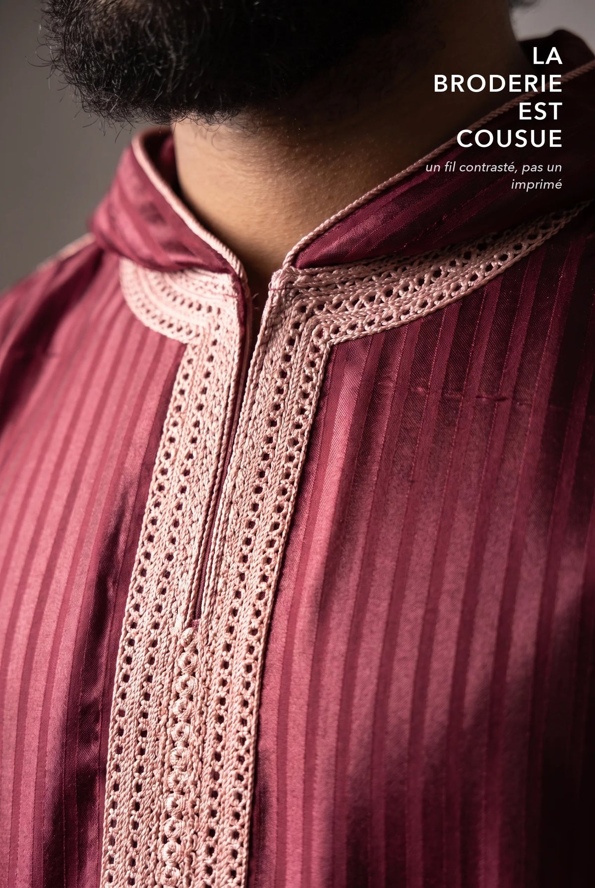 Plastron brodé fil rose pâle de la djellaba Fares rouge, macro