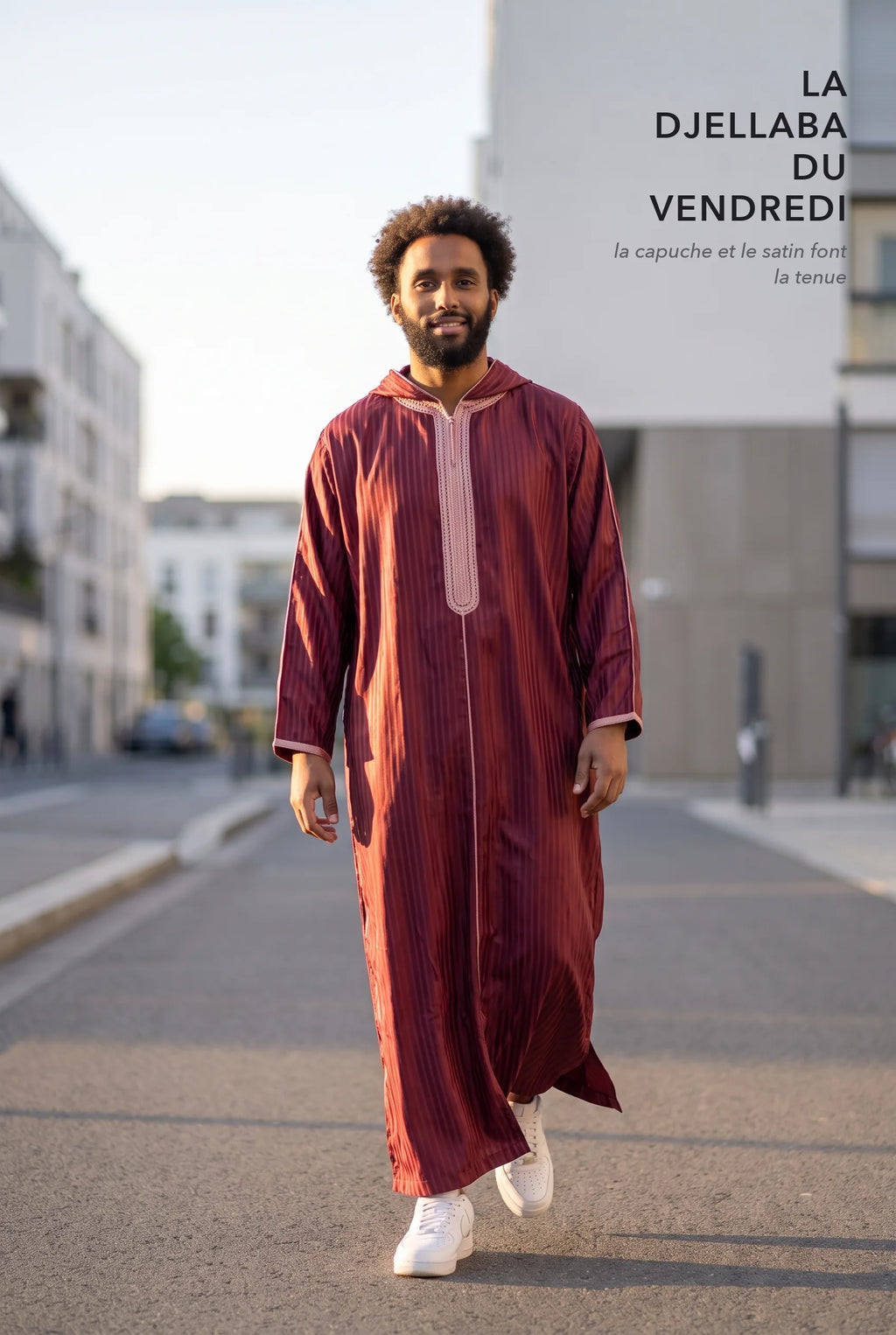 Djellaba à capuche rouge Fares portée en extérieur, tenue du vendredi