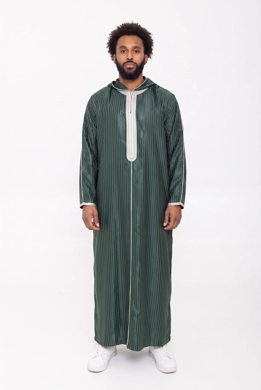 Djellaba à capuche verte Fares portée de face, vue en pied sur fond blanc