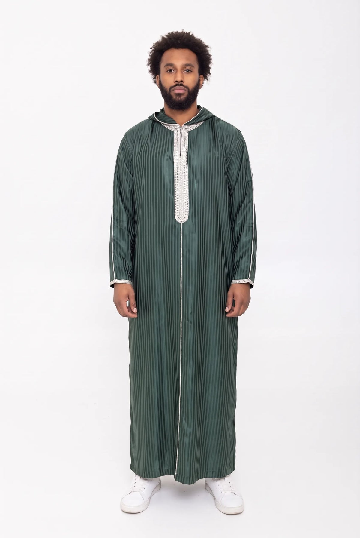 Djellaba à capuche verte Fares portée de face, vue en pied sur fond blanc