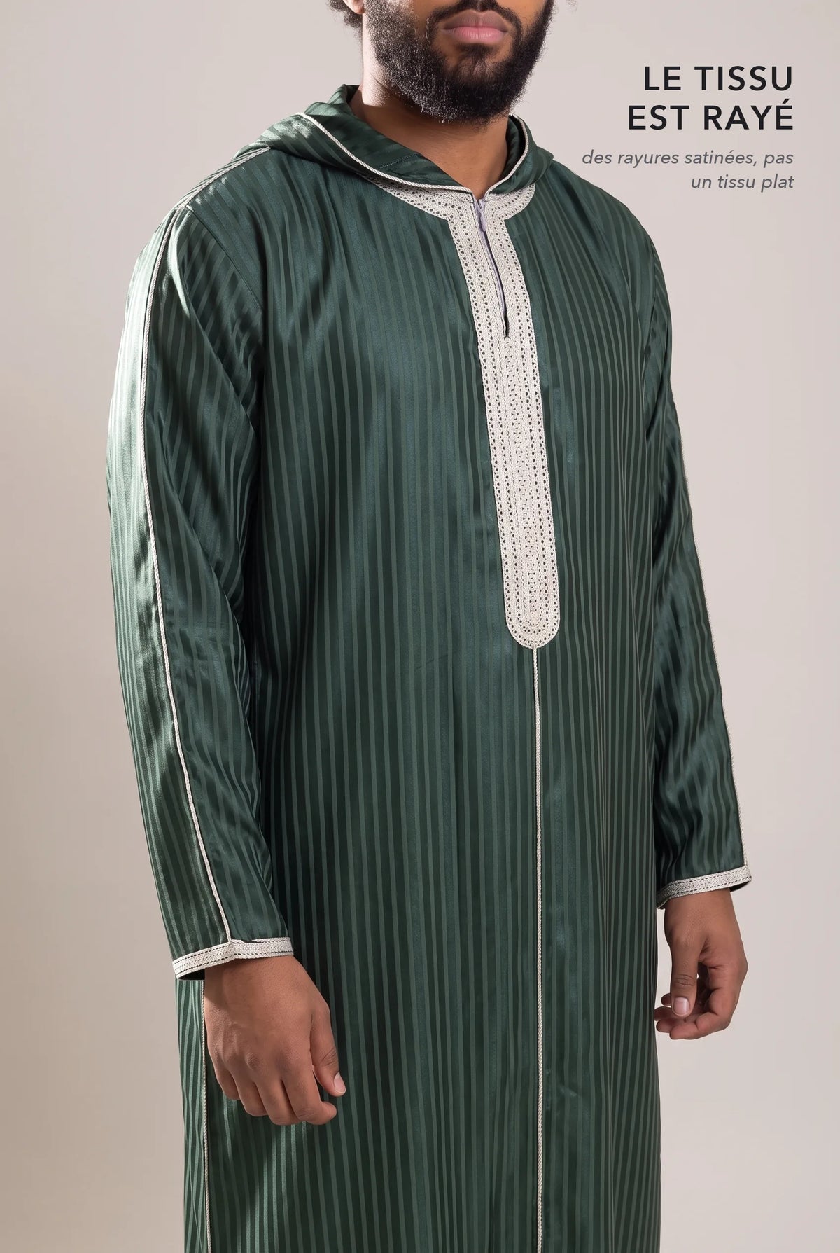Tissu satin rayé ton sur ton de la djellaba Fares verte en lumière rasante