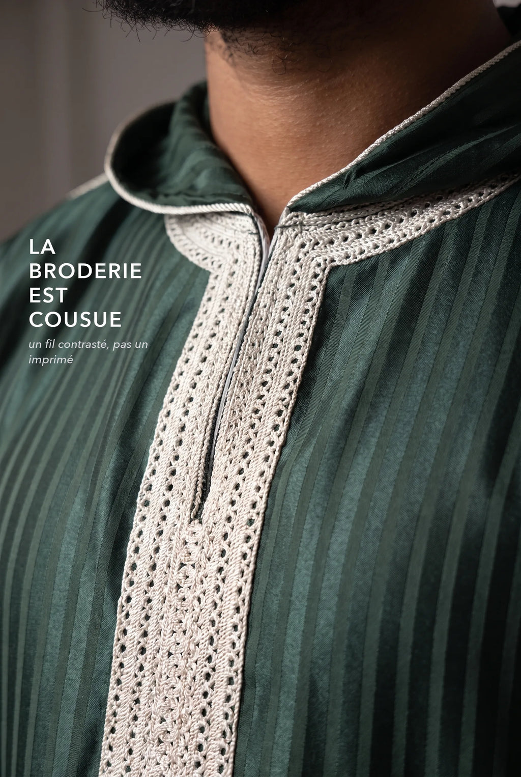 Plastron brodé fil ivoire de la djellaba Fares verte, macro