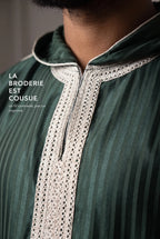 Plastron brodé fil ivoire de la djellaba Fares verte, macro