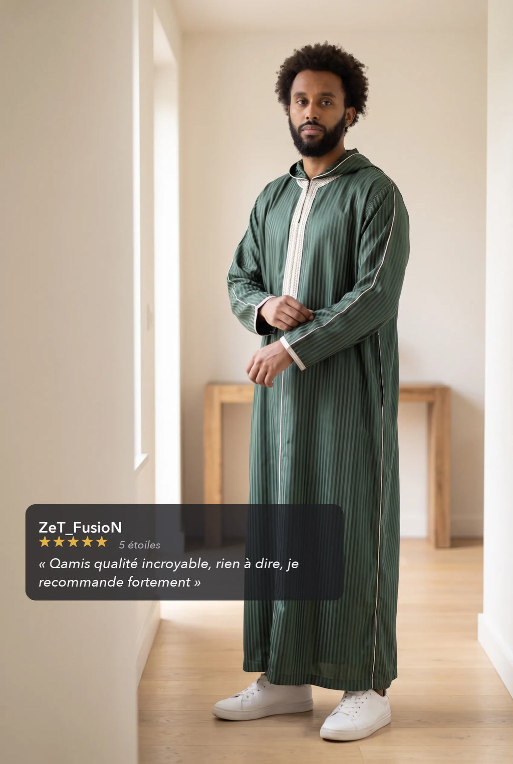 Djellaba à capuche verte Fares portée en intérieur, avis client