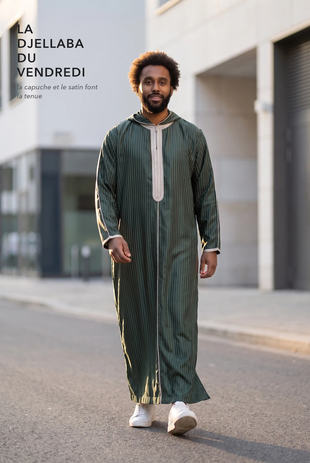 Djellaba à capuche verte Fares portée en extérieur, tenue du vendredi