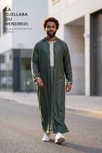 Djellaba à capuche verte Fares portée en extérieur, tenue du vendredi