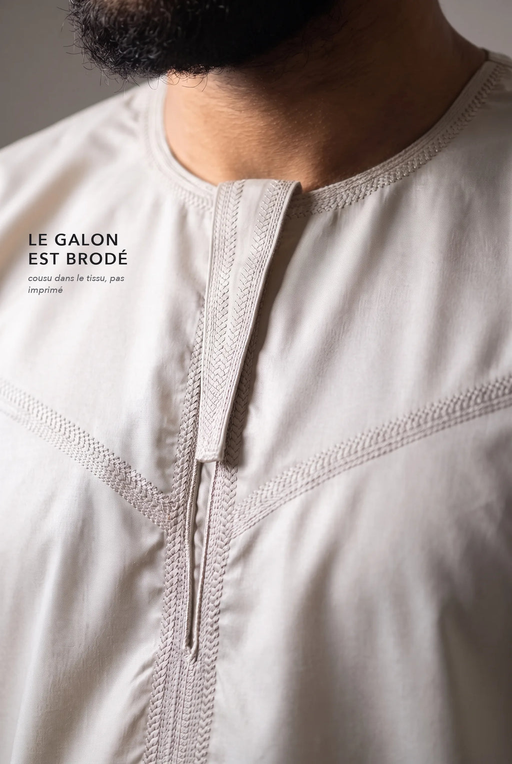 Galon brodé en chevrons ton sur ton du qamis Ayoub blanc cassé, macro