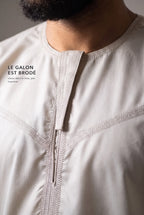 Galon brodé en chevrons ton sur ton du qamis Ayoub blanc cassé, macro