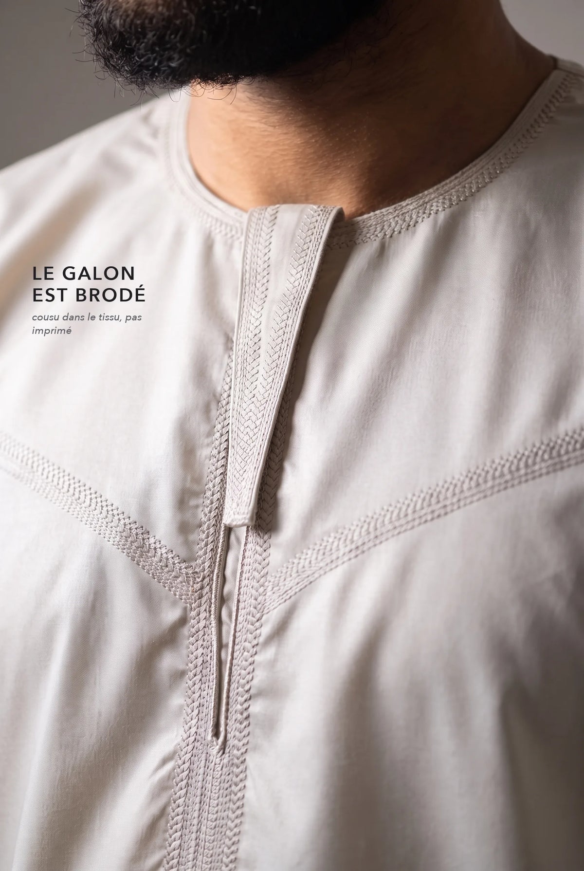 Galon brodé en chevrons ton sur ton du qamis Ayoub blanc cassé, macro