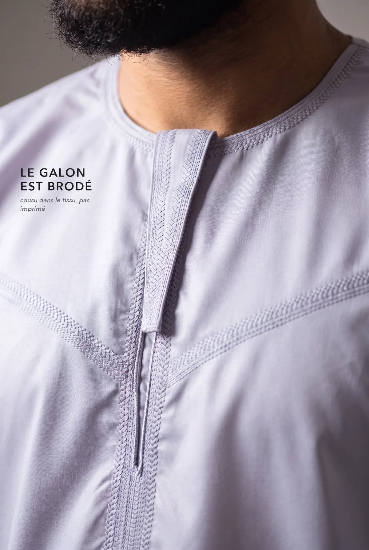 Galon brodé en chevrons ton sur ton du qamis Ayoub gris, macro