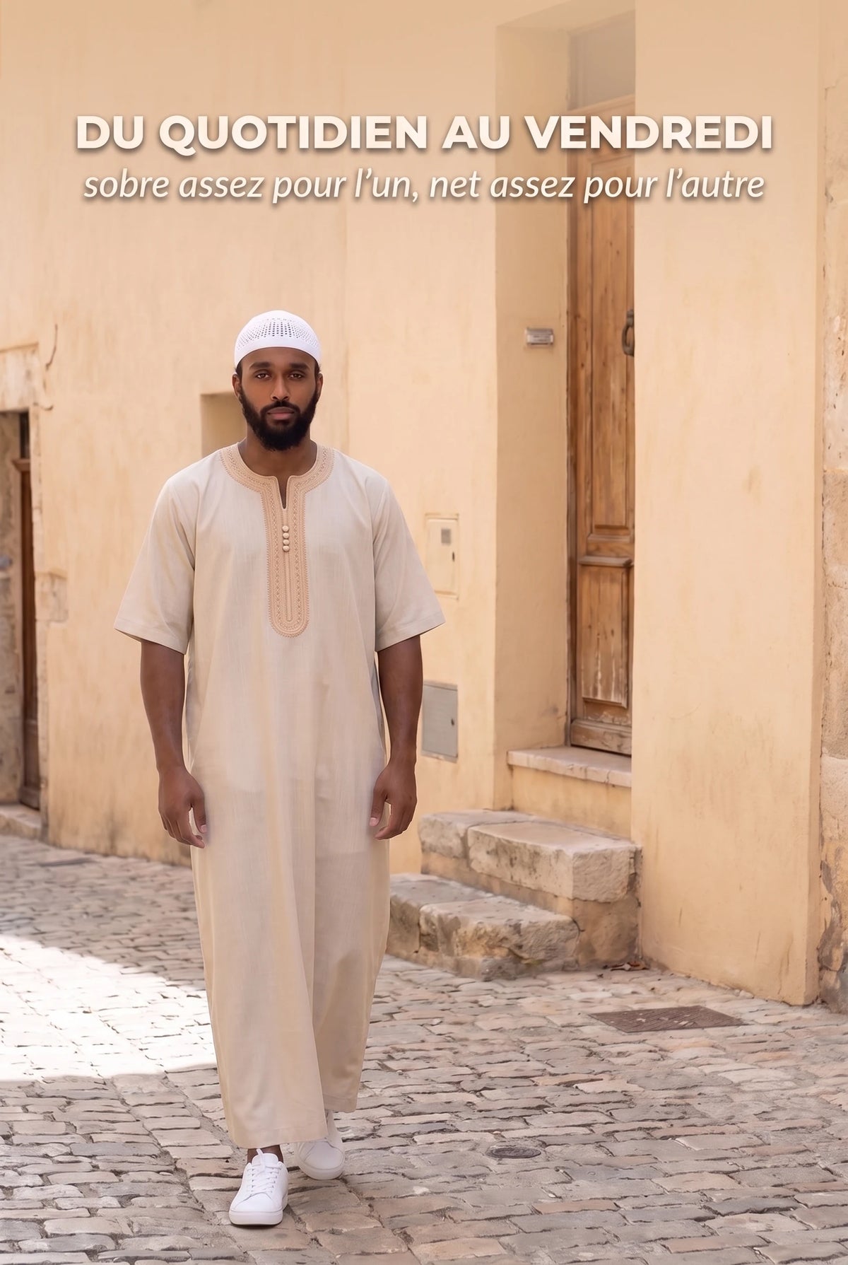 Gandoura Issam beige sable portée dans une rue, du quotidien au vendredi