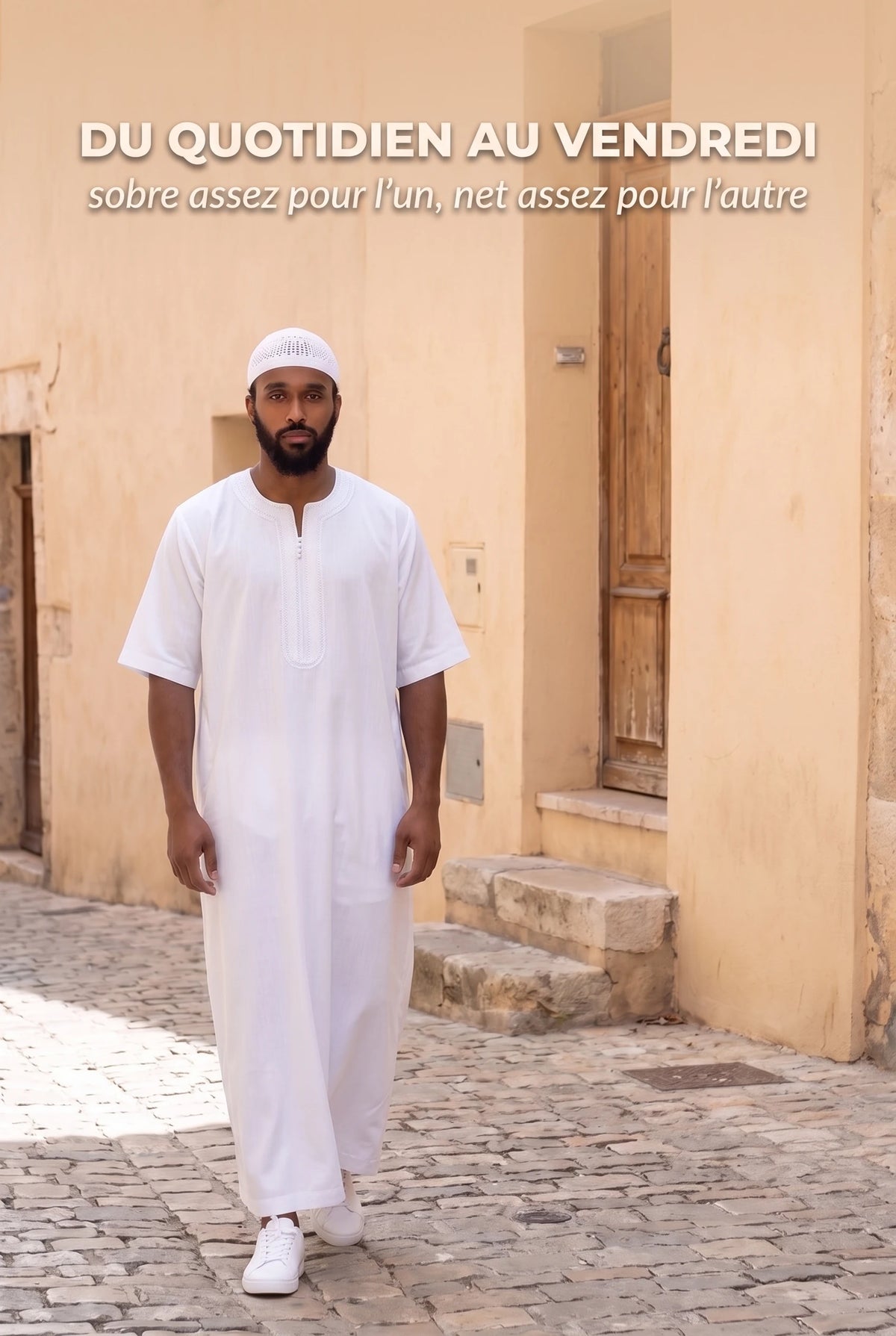 Gandoura Issam blanche portée dans une rue, du quotidien au vendredi
