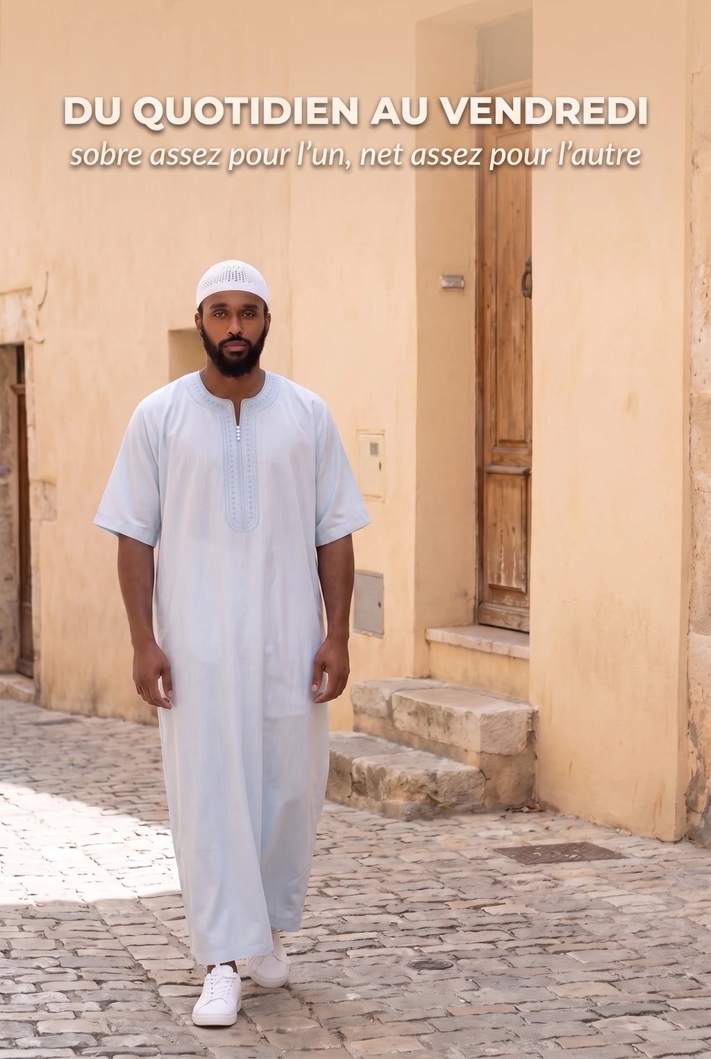 Gandoura Issam grise portée dans une rue, du quotidien au vendredi