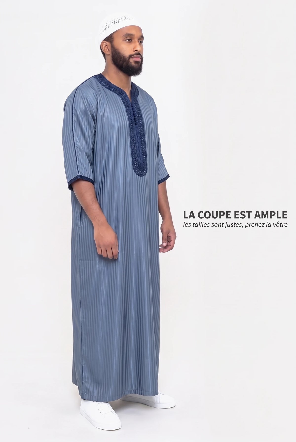 Gandoura Jad bleue de trois quarts, coupe ample et tombé du satin