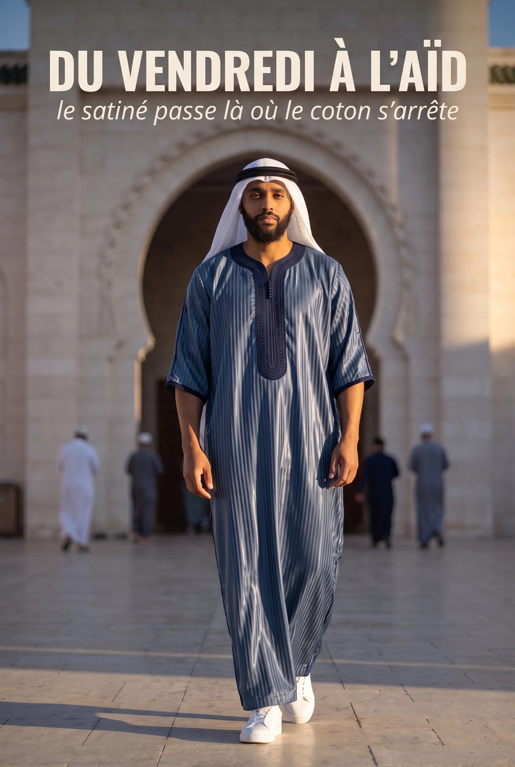 Gandoura Jad bleue portée avec un keffieh dans la cour d'une mosquée