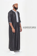 Gandoura Jad noire de trois quarts, coupe ample et tombé du satin