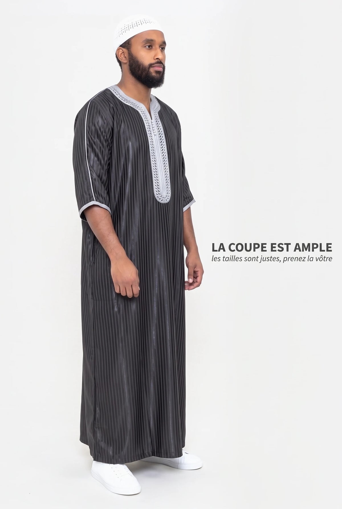Gandoura Jad noire de trois quarts, coupe ample et tombé du satin