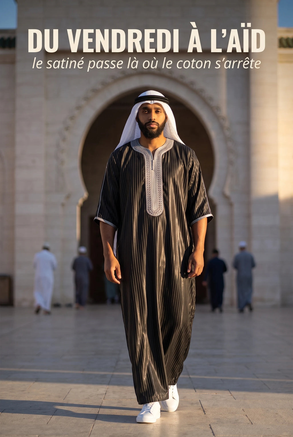 Gandoura Jad noire portée avec un keffieh dans la cour d'une mosquée