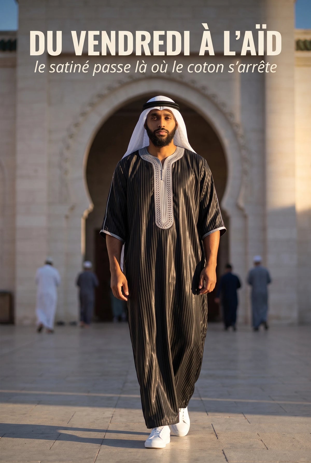 Gandoura Jad noire portée avec un keffieh dans la cour d'une mosquée