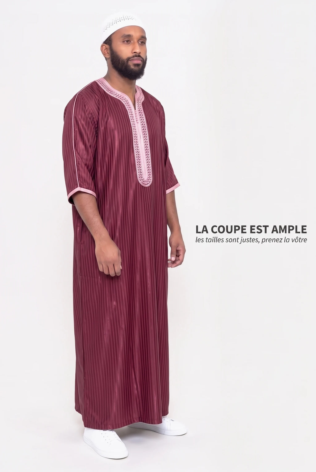 Gandoura Jad rouge bordeaux de trois quarts, coupe ample et tombé du satin