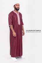 Gandoura Jad rouge bordeaux de trois quarts, coupe ample et tombé du satin