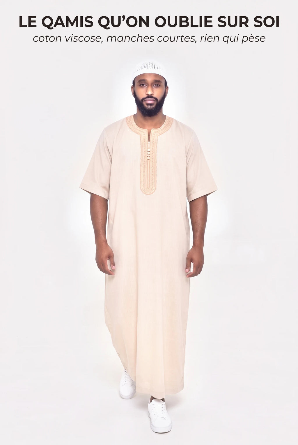 Gandoura marocaine beige sable Issam en mouvement, manches courtes en coton viscose