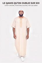 Gandoura marocaine beige sable Issam en mouvement, manches courtes en coton viscose