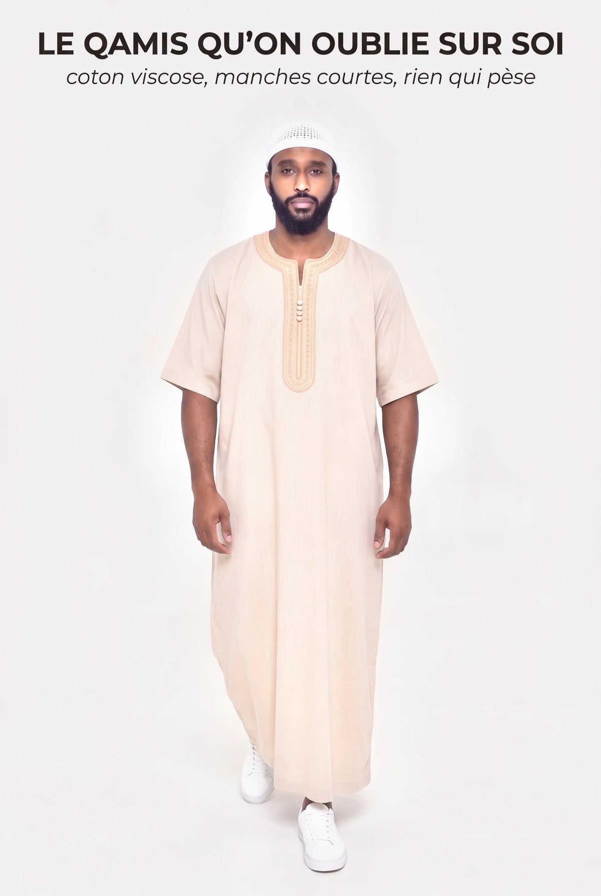 Gandoura marocaine beige sable Issam en mouvement, manches courtes en coton viscose