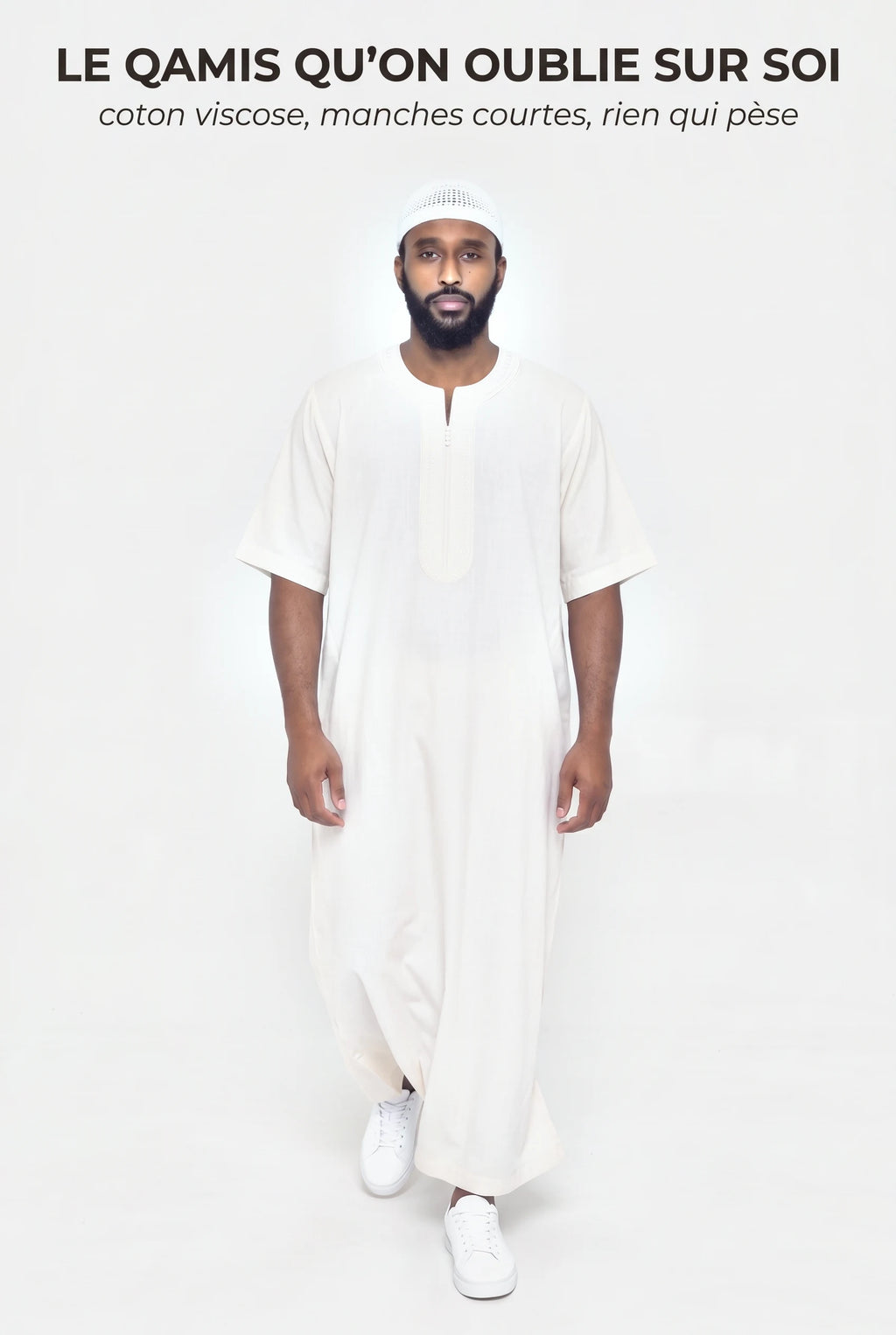 Gandoura marocaine blanc cassé Issam en mouvement, manches courtes en coton viscose