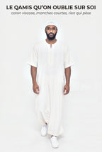 Gandoura marocaine blanc cassé Issam en mouvement, manches courtes en coton viscose