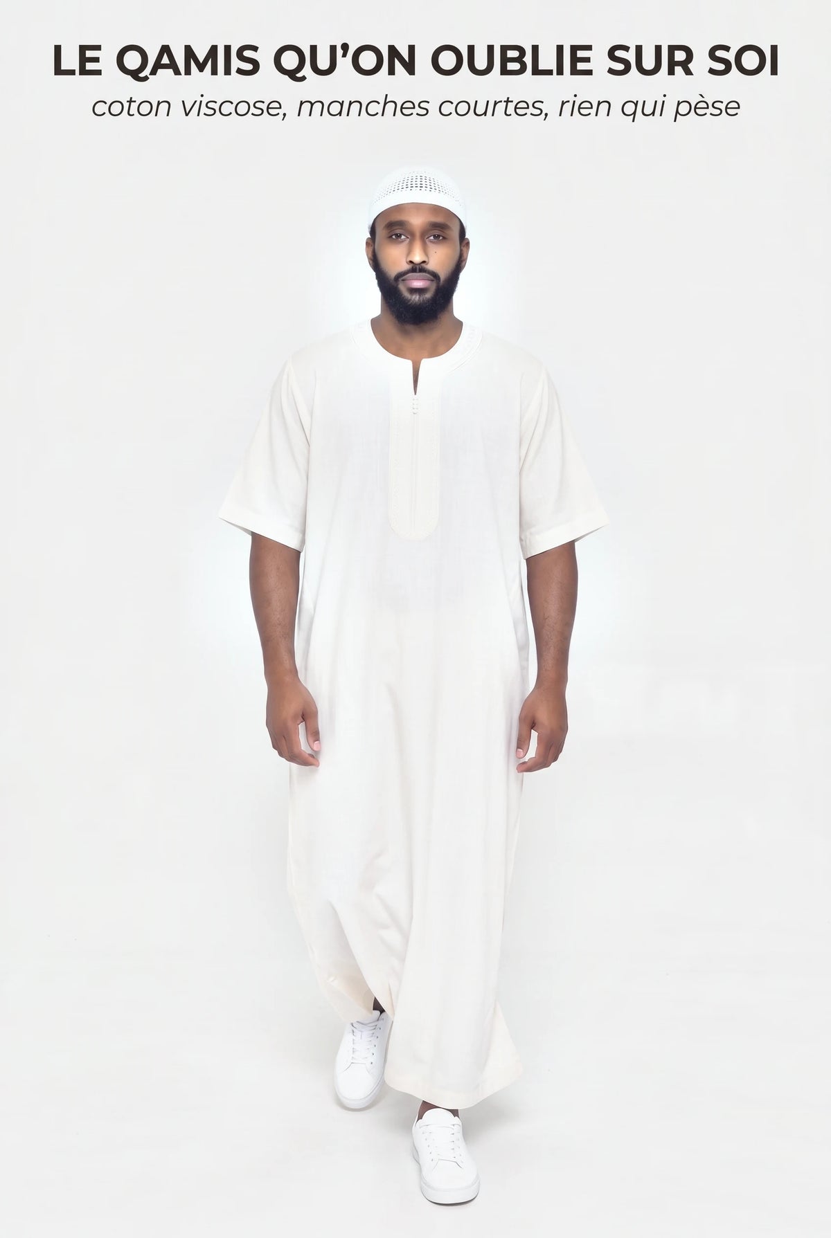 Gandoura marocaine blanc cassé Issam en mouvement, manches courtes en coton viscose