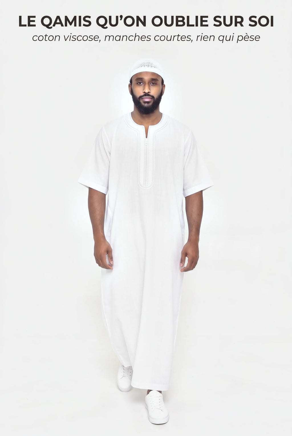 Gandoura marocaine blanche Issam en mouvement, manches courtes en coton viscose