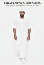 Gandoura marocaine blanche Issam en mouvement, manches courtes en coton viscose